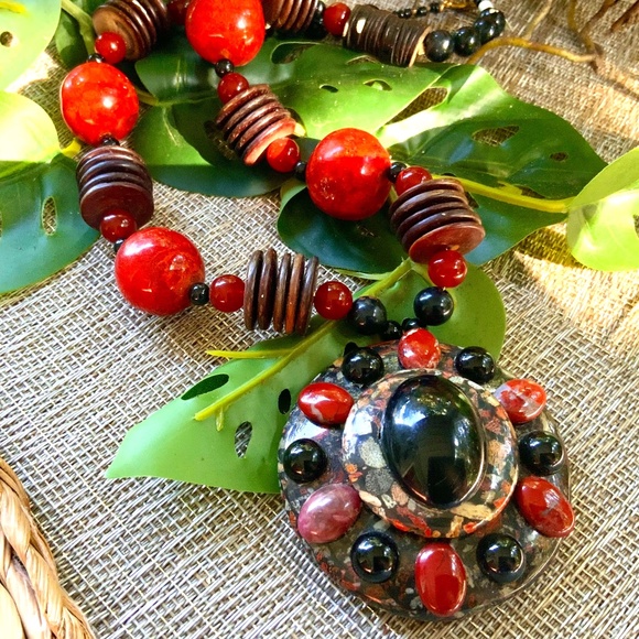 HANDMADE VINTAGE PENDANT STATEMENT NECKLACE TRIBAL STONE DISC ⭐️BEADED NEW COND - Picture 1 of 11